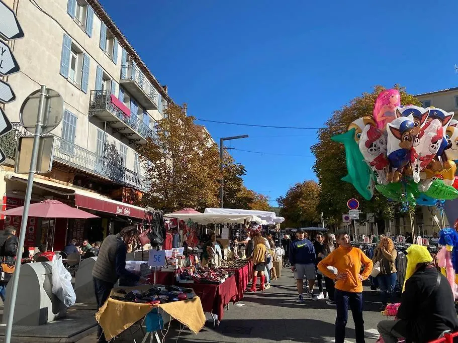 Akropole De Caroline, Central, Lumineux, Calme, Free Parking, Lift, 3 Beds Draguignan 0*,  Fransa